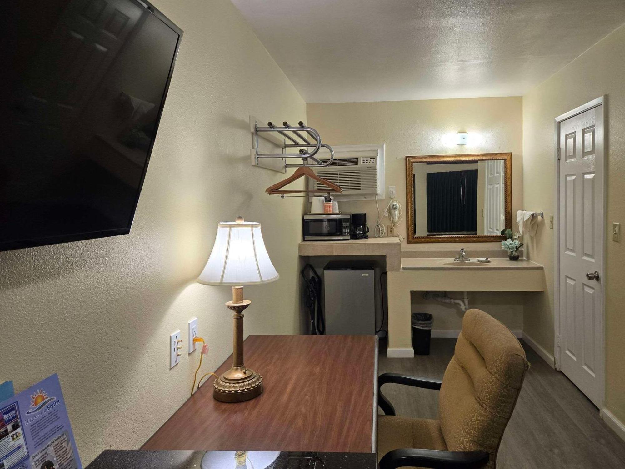 Rodeway Inn & Suites Blythe I-10 エクステリア 写真